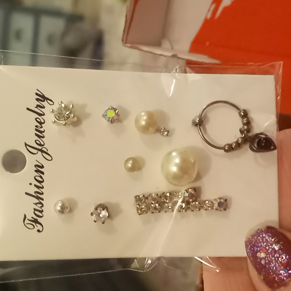 A Lot of single earrings